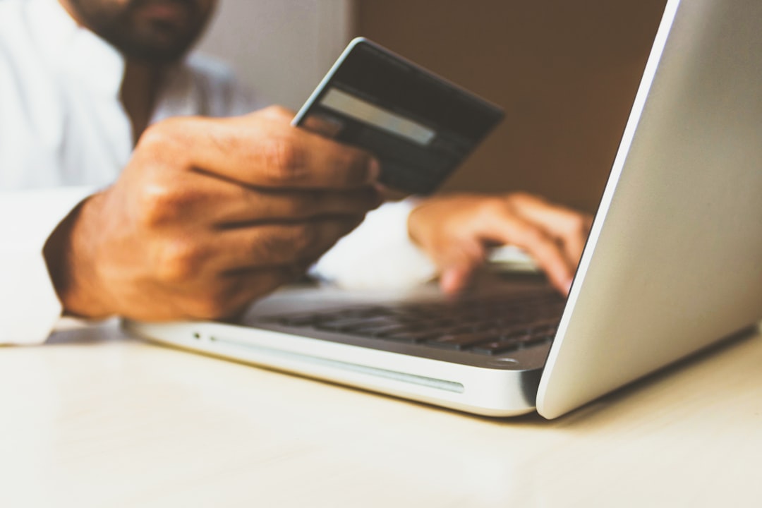 Photo d’illustration du Business Man tenant une credit card par rupixen